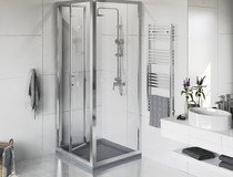Nowoczesna strefa prysznicowa – Roca rozszerza ofertę brodzików i drzwi prysznicowych